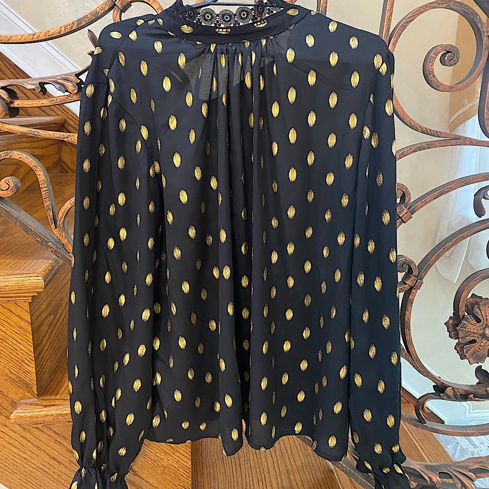 Stunning gold detailed top ✨